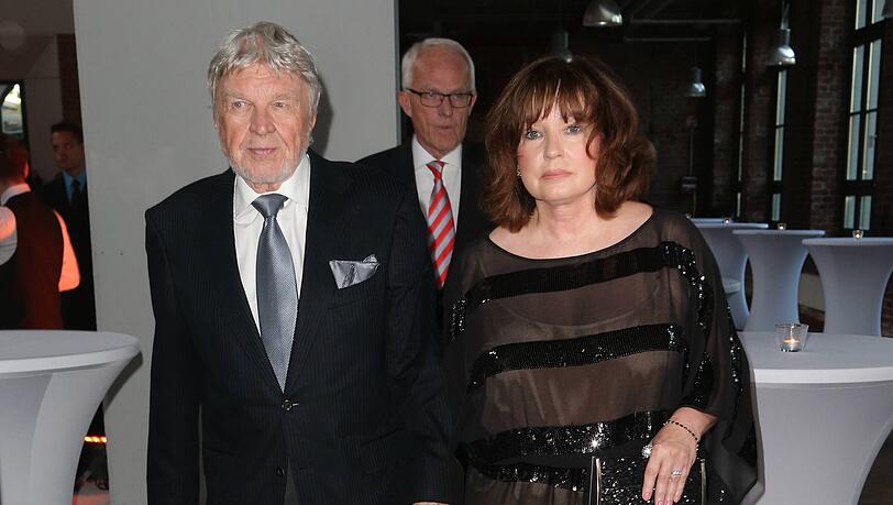 Hardy Krüger mit seine dritte Ehefrau Anita Park heirateten im Jahr 1978. Damals war Krüger jr. zehn Jahre alt. Hardy Krüger mit seine dritte Ehefrau Anita Park heirateten im Jahr 1978. Damals war Krüger jr. zehn Jahre alt.