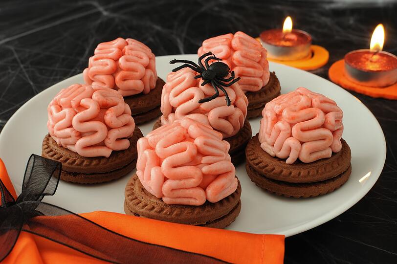 Nicht nur Zombies stehen auf Gehirne ... Einfach aus Marzipanmasse Streifen rollen, sie wie auf dem Bild in Wellen formen und das Ganze auf einem Keks drapieren - fertig ist der Brain-Cookie! Oder aber Sie besorgen sich davor eine Gehirn-Form (ja, das gibt es) und stellen Hirnschmalz aus Pudding oder Götterspeise her. Nicht nur Zombies stehen auf Gehirne ... Einfach aus Marzipanmasse Streifen rollen, sie wie auf dem Bild in Wellen formen und das Ganze auf einem Keks drapieren - fertig ist der Brain-Cookie! Oder aber Sie besorgen sich davor eine Gehirn-Form (ja, das gibt es) und stellen Hirnschmalz aus Pudding oder Götterspeise her.