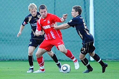 Fürther Begleitschutz für den Kölner Superstar: Kim Falkenberg (links) und Nicolai Müller versuchen FC-Stürmer Lukas Podolski aufzuhalten.
