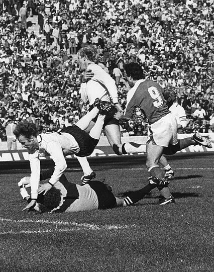 Da wirst narrisch: Bernard Dietz stolpert über Torhüter Sepp Maier. Hans Krankl (Nr. 9) hat derweil das 3:2 erzielt.
