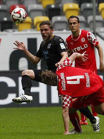 Dominik Stahl &ndash; Note 4.

Spielte sehr defensiv, darauf bedacht, Düsseldorf so wenig Raum wie möglich für Konter zu lassen. Mit einigen Stockfehlern, die auf seiner Position nicht passieren dürfen.