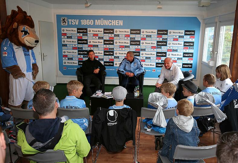 Hier durften zehn Schulkinder ihre Fragen an Youngster Maximilian Wittek und Löwen-Trainer Torsten Fröhling stellen.