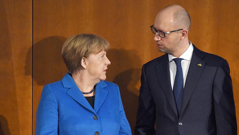 Der ukrainische Ministerpräsident Jazenjuk Kanzlerin Merkel unterhalten sich im Haus der Deutschen Wirtschaft in Berlin. Der ukrainische Ministerpräsident Jazenjuk Kanzlerin Merkel unterhalten sich im Haus der Deutschen Wirtschaft in Berlin.
