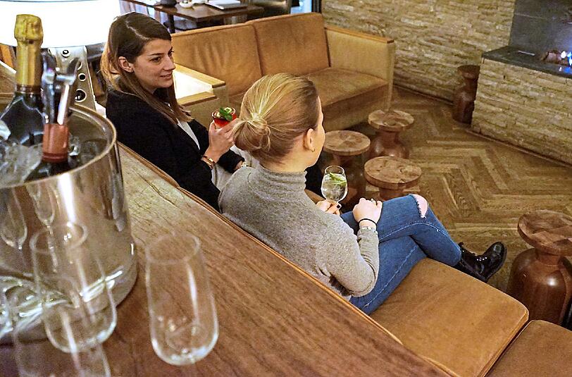 Hier kann man&rsquo;s doch aushalten, oder? Anja und Sophie vor dem offenen Kamin im Cortiina Hotel in der Ledererstraße.