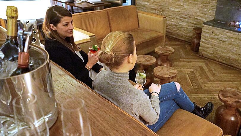 Hier kann man’s doch aushalten, oder? Anja und Sophie vor dem offenen Kamin im Cortiina Hotel in der Ledererstraße. Hier kann man’s doch aushalten, oder? Anja und Sophie vor dem offenen Kamin im Cortiina Hotel in der Ledererstraße.