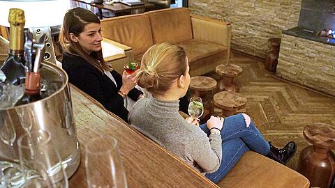 Hier kann man&rsquo;s doch aushalten, oder? Anja und Sophie vor dem offenen Kamin im Cortiina Hotel in der Ledererstraße.