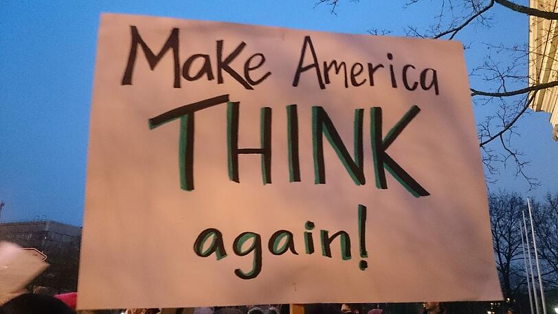 Titel des Plakats: "Make America think again"