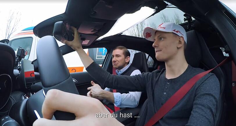 Mick Schumacher (re.) und sein grantiger "Fahrlehrer" Harry G