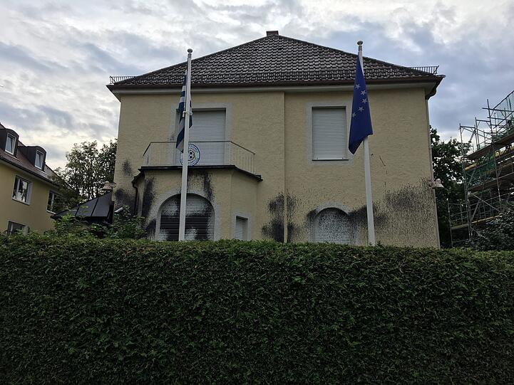 Polizeieinsatz vor dem griechischen Generalkonsulat in der Möhlstraße.