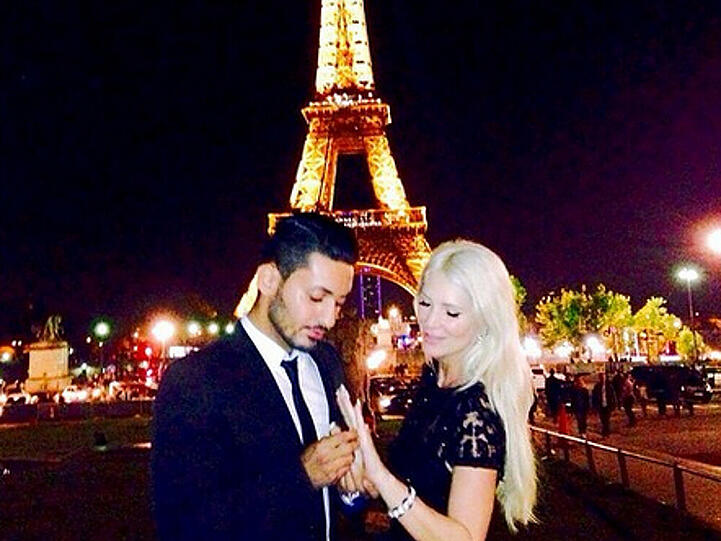 Sarah Kern mit ihrem Verlobten vor dem Eiffelturm
