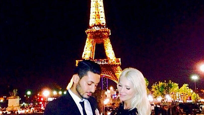 Sarah Kern mit ihrem Verlobten vor dem Eiffelturm Sarah Kern mit ihrem Verlobten vor dem Eiffelturm