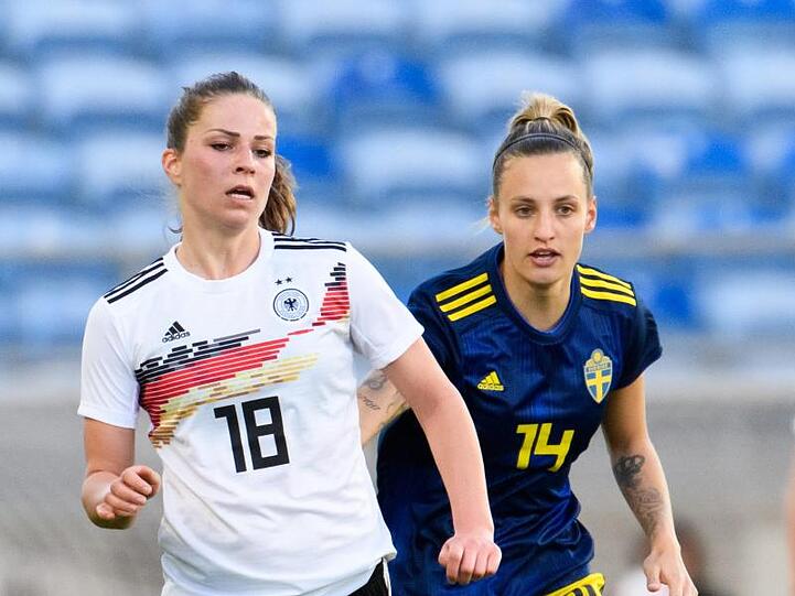 Deutschlands Melanie Leupolz (l) in Aktion mit Schwedens Nathalie Böjrn. Foto: Ludvig Thunman/Bildbyran via ZUMA Press/dpa/Archivbild