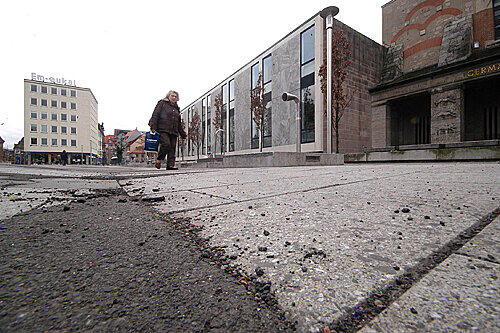 Vor fünf Jahren wurde der Kornmarkt für 2,1 Millionen Euro komplett saniert. Jetzt ist das Edel-Pflaster schon wieder kaputt.