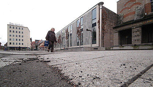 Vor fünf Jahren wurde der Kornmarkt für 2,1 Millionen Euro komplett saniert. Jetzt ist das Edel-Pflaster schon wieder kaputt. Vor fünf Jahren wurde der Kornmarkt für 2,1 Millionen Euro komplett saniert. Jetzt ist das Edel-Pflaster schon wieder kaputt.
