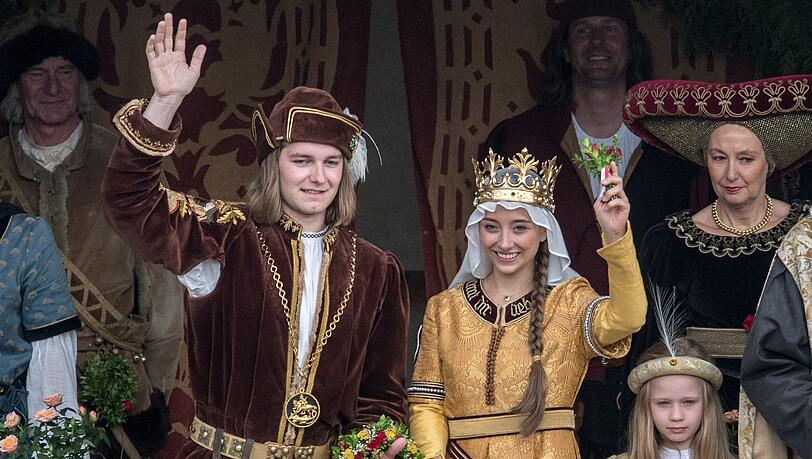 Stephanie Müller als polnische Königstochter Hedwig und Felix Feigel als Herzogssohn Georg winken.