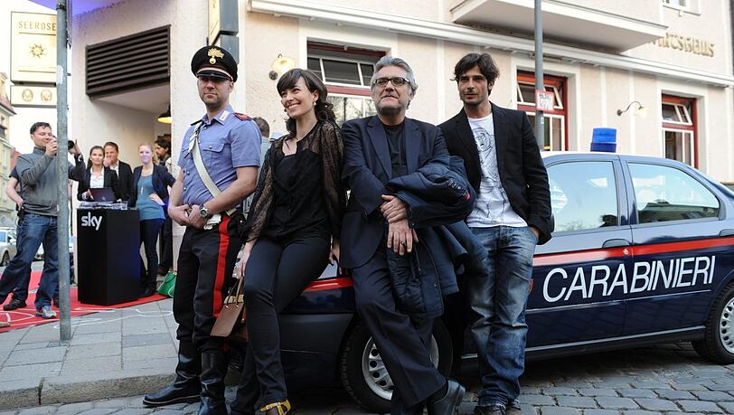Der Autor und Richter Giancarlo de Cataldo (2.v.r), die Schauspieler Daniela Virgilio (2.v.l) und Marco Bocci (r) sowie ein Statist in italienischer Carabinieri-Uniform 2012 in München zur Mafia-Film-Nacht "Romanzo Criminale". Der Autor und Richter Giancarlo de Cataldo (2.v.r), die Schauspieler Daniela Virgilio (2.v.l) und Marco Bocci (r) sowie ein Statist in italienischer Carabinieri-Uniform 2012 in München zur Mafia-Film-Nacht "Romanzo Criminale".