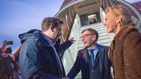 Au&szlig;enminister Wadephul wurde unten am Flugzeug neben der isl&auml;ndischen Au&szlig;enministerin Gunnarsd&oacute;ttir auch von Vizekanzler Lars Klingbeil begr&uuml;&szlig;t.