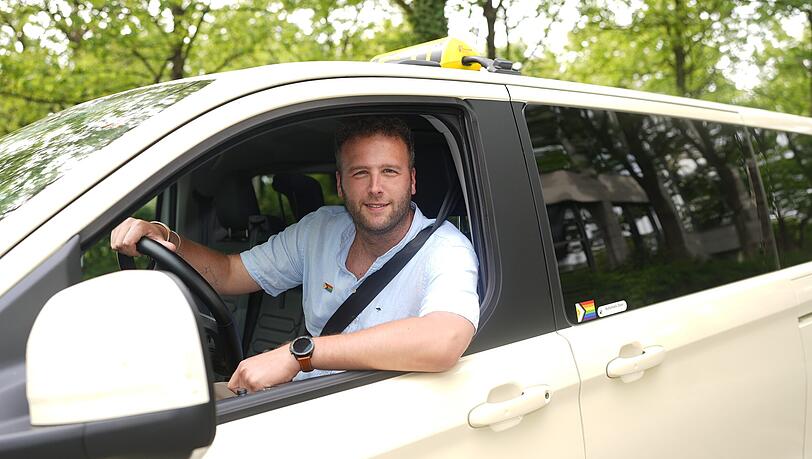 Maxi Schnotale macht sich als Taxifahrer f&uuml;r die queere Community stark.