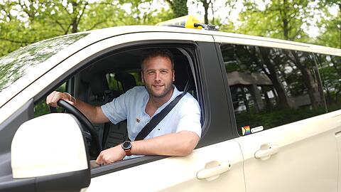 Maxi Schnotale macht sich als Taxifahrer f&uuml;r die queere Community stark.