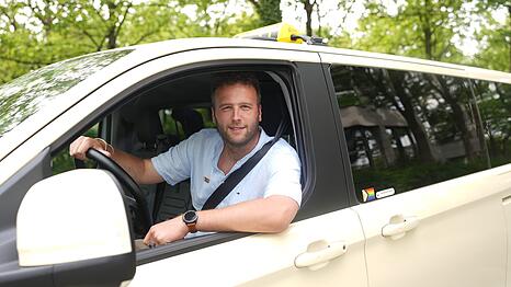 Maxi Schnotale macht sich als Taxifahrer f&uuml;r die queere Community stark.