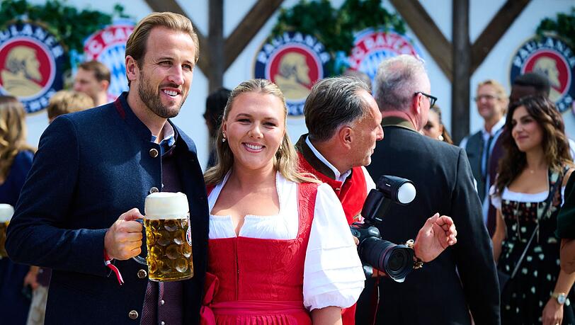 Ein Prosit auf den nächsten Tor-Rekord: Harry Kane mit Ehefrau. Ein Prosit auf den nächsten Tor-Rekord: Harry Kane mit Ehefrau.