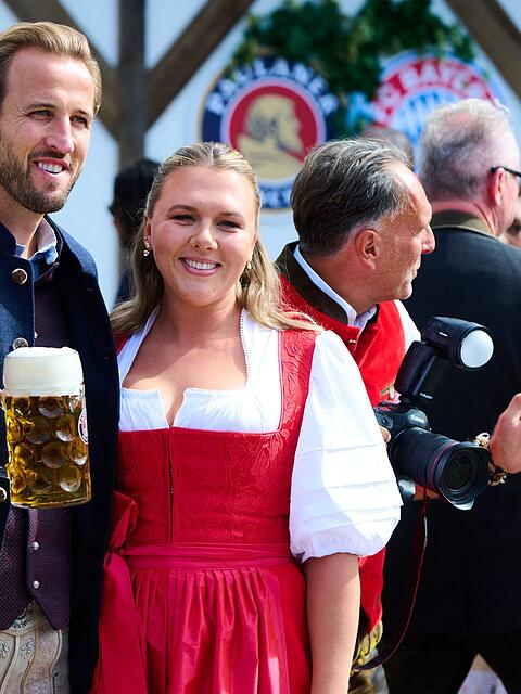 Ein Prosit auf den n&auml;chsten Tor-Rekord: Harry Kane mit Ehefrau.