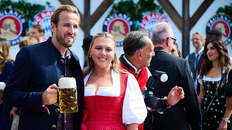 Ein Prosit auf den n&auml;chsten Tor-Rekord: Harry Kane mit Ehefrau.