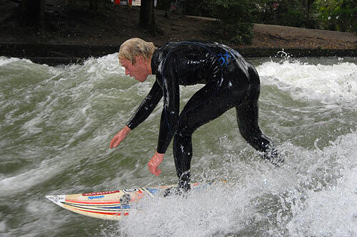 Eisbach-Surfer: Bis vor kurzem noch verboten, ist das Reiten auf der Münchner Welle nun offiziell erlaubt. Kurios: Trotz des Verbots schmückte sich die Stadt in zahlreichen Reiseführern mit den coolen Eisbach-Surfern.