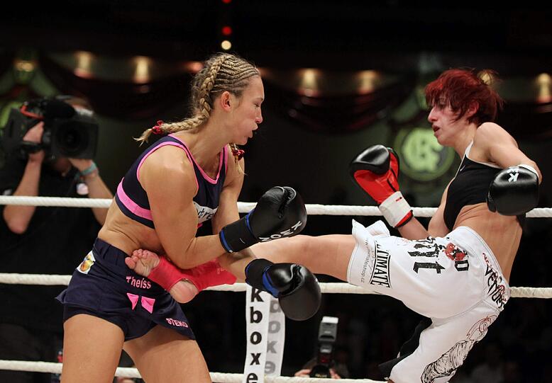 Kickbox-Weltmeisterin Christine Theiss besiegte Martina Müllerova im Circus Krone. Hier gibts die besten Bilder vom Fight zum Durchklicken!