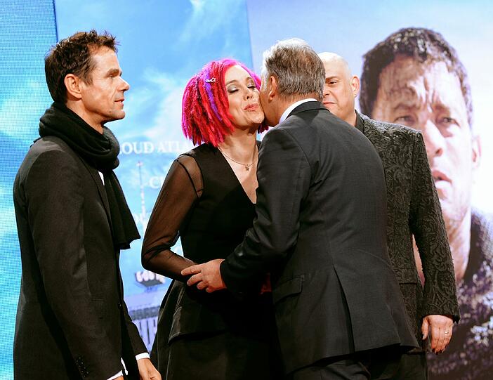 Berlins Regierender Bürgermeister Klaus Wowereit (3.v.l.) begrüßt die Regisseure Tom Tykwer, Lana und Andy Wachowski.