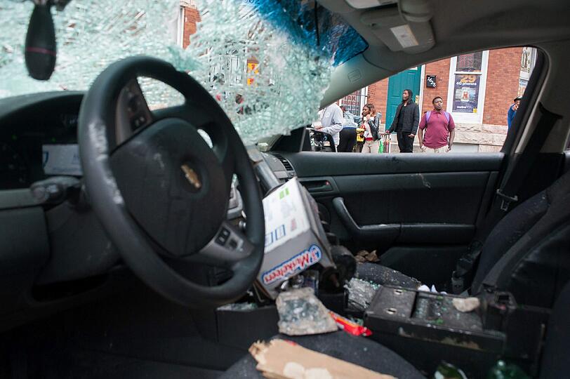 In Baltimore entlädt sich nach der Beerdigung Freddie Grays eine Welle der Gewalt. Die Bilder.