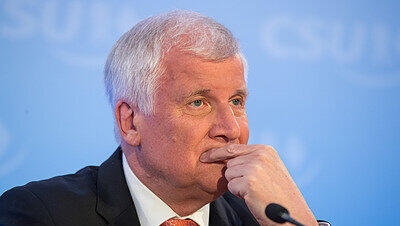 Horst Seehofer muss um die absolute Mehrheit fürchten. Die CSU würde bei einer Landtagswahl aktuell 45 Prozent der Stimmen bekommen. (Archivbild) Horst Seehofer muss um die absolute Mehrheit fürchten. Die CSU würde bei einer Landtagswahl aktuell 45 Prozent der Stimmen bekommen. (Archivbild)