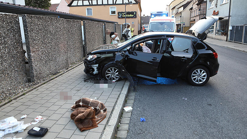Der Pkw kam von der Straße ab und erfasste eine Familie auf dem Gehsteig. Zuvor wurde der Fahrer von einer Biene gestochen.