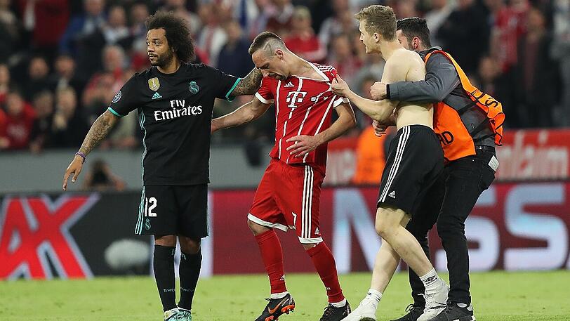 Kein Spaß: Bayern-Profi Franck Ribéry hatte unter den Annäherungsversuchen am meisten zu leiden.