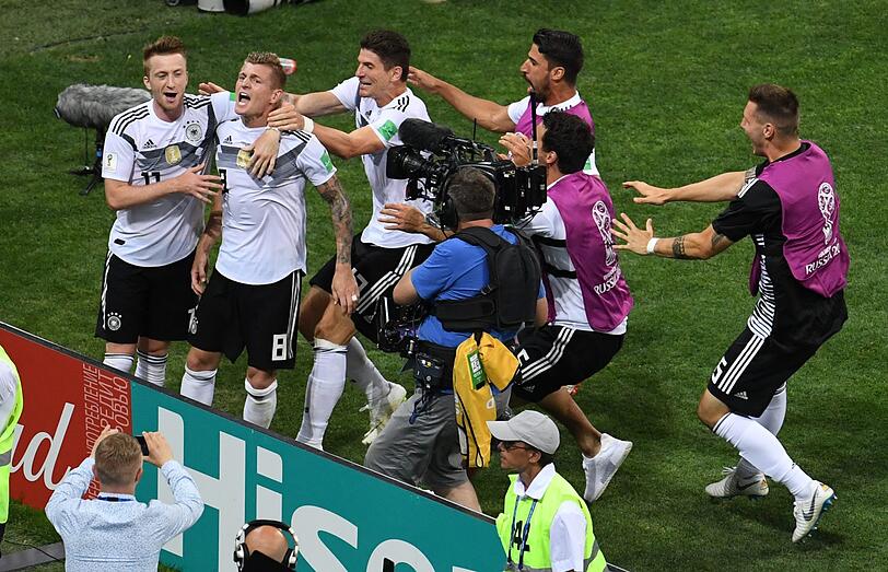 8. Seltener Moment 2018: Die DFB-Elf feiert das 2:1-Siegtor von Toni Kroos (2.v.l.) gegen Schweden.