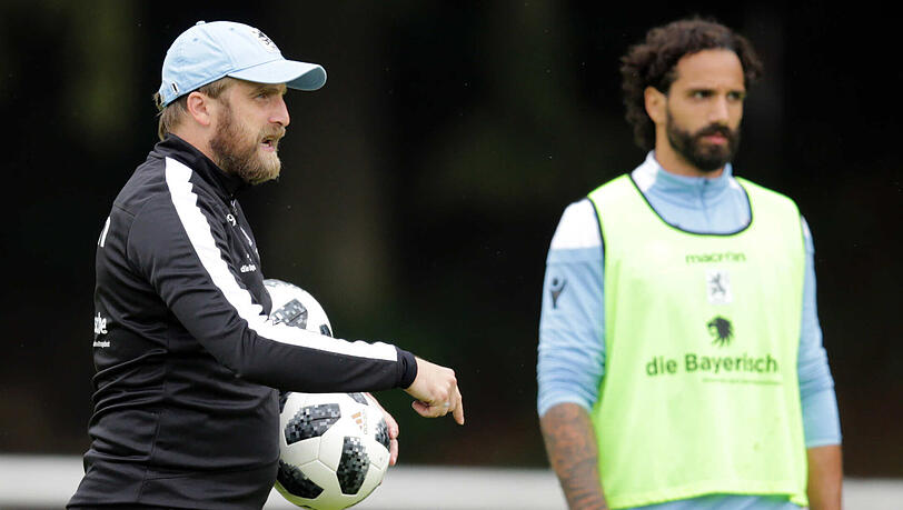 Trainer und Spieler: Daniel Bierofka (li.) und Adriano Grimaldi beim TSV 1860. Trainer und Spieler: Daniel Bierofka (li.) und Adriano Grimaldi beim TSV 1860.