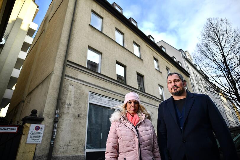 Heike K. und Sühel S. vor dem Haus, in dem sie seit vielen Jahren wohnen. Fünf von sieben Mietparteien bekamen eine Eigenbedarfskündigung.