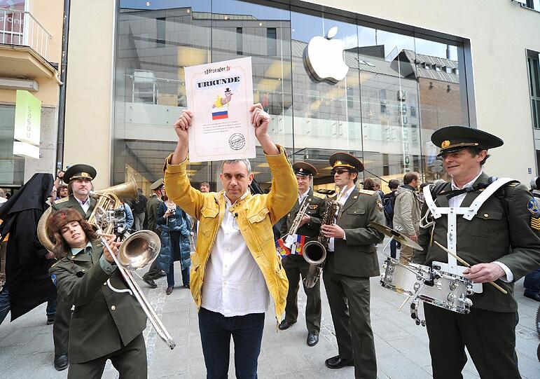 Dieter Hildebrandt und Co marschieren zu Apple