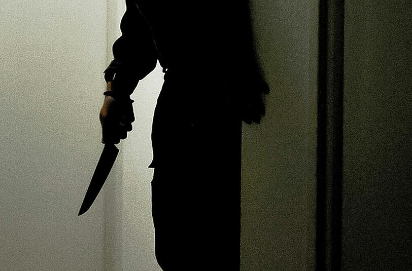 Der Täter war mit einem Messer bewaffnet. (Symbolbild)