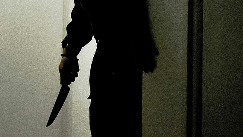 Der Täter war mit einem Messer bewaffnet. (Symbolbild) Der Täter war mit einem Messer bewaffnet. (Symbolbild)