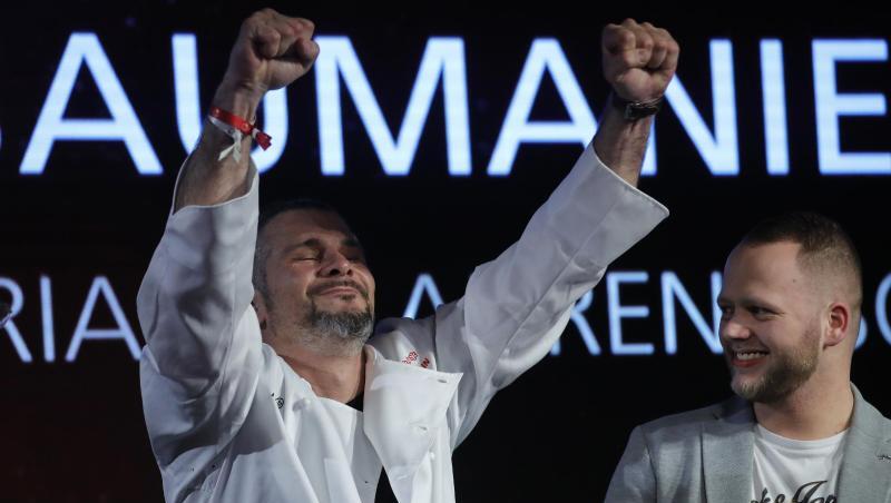Der französische Chefkoch Glenn Viel reagiert, als er für das Restaurant L'Oustau de Baumaniere drei Sterne im Michelin-Führer 2020 erhält. Der französische Chefkoch Glenn Viel reagiert, als er für das Restaurant L'Oustau de Baumaniere drei Sterne im Michelin-Führer 2020 erhält.