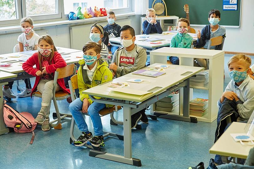 Auch Kinder in der dritten Klasse, wie diese Buben und Mädels auf dem Foto, müssen jetzt im Unterricht Maske tragen.