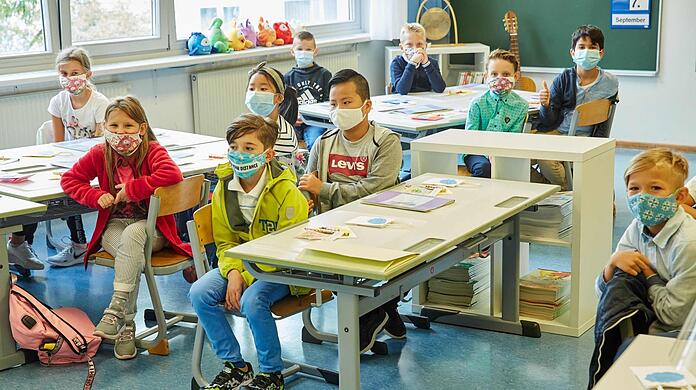 Auch Kinder in der dritten Klasse, wie diese Buben und Mädels auf dem Foto, müssen jetzt im Unterricht Maske tragen.