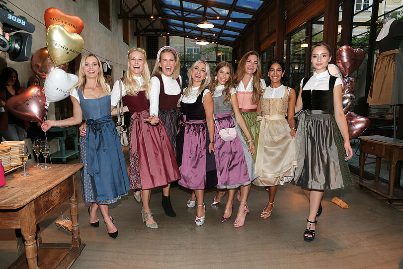 Karolin Kandler, Tina Kaiser, Monica Ivancan, Kinga Mathe, Cathy Hummels, Alexandra Kamp, Rahima Arsalan und Alissa Mathe