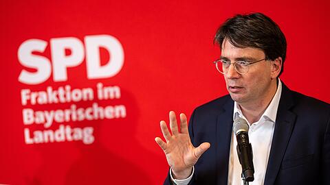 Der wiedergewählte Fraktionsvorsitzende der bayerischen SPD-Landtagsfraktion, Florian von Brunn, nimm nach seiner Wahl an einer Pressekonferenz teil.