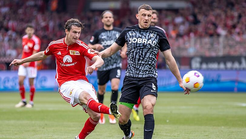 Heißes Duell ohne Sieger: Berlins Brenden Aaronson (l) kämpft gegen Maximilian Eggestein von SC Freiburg um den Ball.