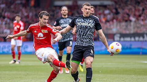 Heißes Duell ohne Sieger: Berlins Brenden Aaronson (l) kämpft gegen Maximilian Eggestein von SC Freiburg um den Ball.