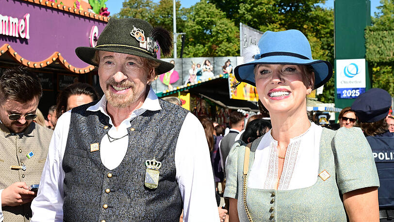 Thomas Gottschalk und Ehefrau Karina feierten beim Wiesn-Auftakt am Samstag mit. Im Anschluss musste sich der Moderator über eine Bestimmung des Münchner Ordnungsamtes wundern.