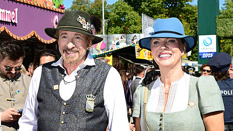 Thomas Gottschalk und Ehefrau Karina feierten beim Wiesn-Auftakt am Samstag mit. Im Anschluss musste sich der Moderator über eine Bestimmung des Münchner Ordnungsamtes wundern.