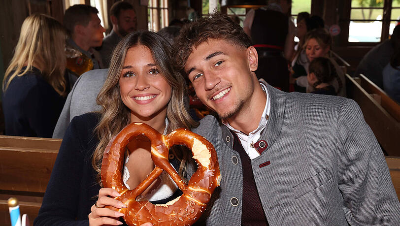 Tom Bischof mit seiner Freundin Josefine Scholl im Herbst 2025 auf der Wiesn.
